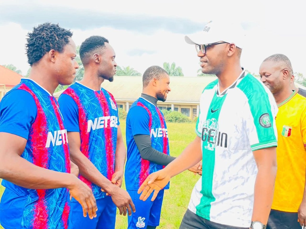 Founder meeting players at the tournament